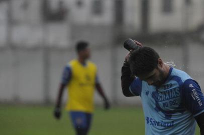 CAXIAS DO SUL, RS, BRASIL, 30/05/2019SER Caxias treina no centenário na manhã fria e chuvosa no estádio do centenário antes de enfrentar o Tubarão pela série D do campeonato brasileiro.Rafael Gava(Lucas Amorelli/Agência RBS)