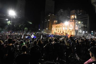 Segundo ProtestoRIO DE JANEIRO, RJ, 30.05.2019 - Segundo Ato, Em Defesa Da EducaÃ§Ã£o - Acontece nesta quinta-feira, dia 30 de maio, outro protesto de alunos e professores contra os cortes do governo federal nos orÃ§amentos de universidades e institutos. A paralisaÃ§Ã£o chamada de Segundo Ato, acontecem em diferentes parte do paÃ­s e no Rio de janeiro,neste momento, ocorre na CinelÃ¢ndia, centro da cidade. Desde o primeiro protesto, diversas universidades federais e institutos realizaram aulas pÃºblicas como forma de protesto as medidas tomadas pelo MinistÃ©rio da EducaÃ§Ã£o. - (Foto: Elder Moraes/FramePhoto/Folhapress) Local: RIO DE JANEIRO ;RJ ;BRASIL