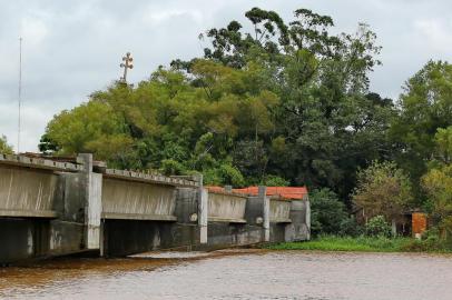  PORTO ALEGRE - BRASIL - Trecho da nova ponte do Guaíba foi construído mais baixo do que determinam normas técnicas (FOTO: LAURO ALVES)