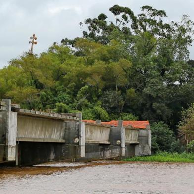  PORTO ALEGRE - BRASIL - Trecho da nova ponte do Guaíba foi construído mais baixo do que determinam normas técnicas (FOTO: LAURO ALVES)