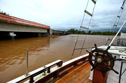  PORTO ALEGRE - BRASIL - Trecho da nova ponte do Guaíba foi construído mais baixo do que determinam normas técnicas (FOTO: LAURO ALVES)