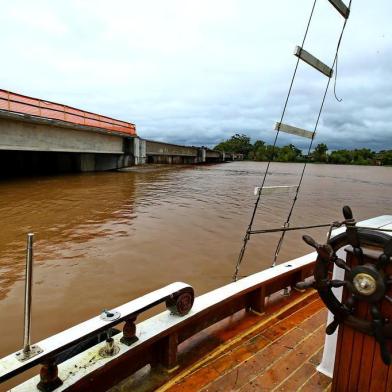  PORTO ALEGRE - BRASIL - Trecho da nova ponte do Guaíba foi construído mais baixo do que determinam normas técnicas (FOTO: LAURO ALVES)