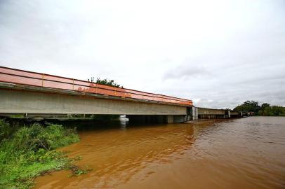  PORTO ALEGRE - BRASIL - Trecho da nova ponte do Guaíba foi construído mais baixo do que determinam normas técnicas (FOTO: LAURO ALVES)