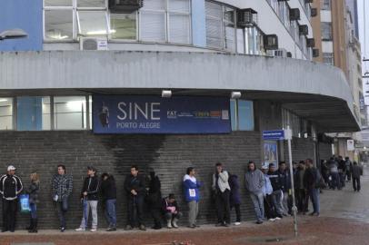  PORTO ALEGRE, RS, BRASIL,30/08/2011, 07:00h: . Filas para atendimento em frente ao SINE Municipal e o sistema informatizado causa lentidão e falhas no atendimento dos usuários. Sine Municipal de Porto Alegre, Av. Mauá, 1.013(Foto: MARCELO OLIVEIRA / Diário Gaúcho)