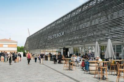 Halles de Bacalan is an indoor-outdoor food court where two dozen vendors offer the regionâ¿¿s gourmet goods.BORDEAUX, France ¿ BC-TRAVEL-TIMES-36-BORDEAUX-ART-NYTSF ¿ Halles de Bacalan is an indoor-outdoor food court where two dozen vendors offer the region¿s gourmet goods. Having long shed its reputation as a backwater, Bordeaux is still often overlooked by travelers intent on the Paris-Provence circuit. Nestled in verdant wine country and on the edge of leading oyster-producing areas, this elegant city on the Garonne River melds a history as a wealthy shipping center with a more recent resurgence in arts and infrastructure to make for a captivating ¿ and mouthwatering ¿destination that¿s easy to navigate on a system of modern trams. (CREDIT: Alex Cretey-Systermans/The New York Times)..¿..ONLY FOR USE WITH ARTICLE SLUGGED -- BC-TRAVEL-TIMES-36-BORDEAUX-ART-NYTSF -- OTHER USE PROHIBITED.Editoria: TRALocal: .Indexador: Alex Cretey-SystermansFonte: NYTNSFotógrafo: STR