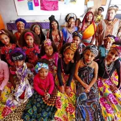  PORTO ALEGRE, RS, BRASIL 08/03/2017 - Projeto vai oferecer educação bilíngue (yorubá, idioma africano), para alunos da Restinga. Também estão montando uma biblioteca afrocentrada. (FOTO: ROBINSON ESTRÁSULAS/AGÊNCIA RBS)