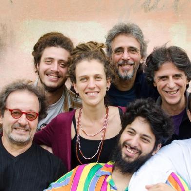 Kleiton, Kledir, Vitor, Ian, Gutcha, Thiago e João Ramil se apresentam juntos no show Casa Ramil