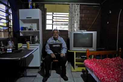  CAXIAS DO SUL, RS, BRASIL - 14/05/2019 - A vida na extrema pobreza. Na foto: Luiz Osvaldo dos Santos, 57 anos, saiu da extrema pobreza e passou a ganhar benefício mensal de R$ 950. Conseguiu comprar micro-ondas, armário e um DVD, além de fazer pequenas reformas em casa (FOTO: ANSELMO CUNHA/AGENCIA RBS)Indexador:                                 