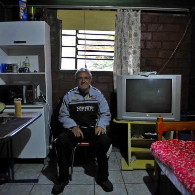  CAXIAS DO SUL, RS, BRASIL - 14/05/2019 - A vida na extrema pobreza. Na foto: Luiz Osvaldo dos Santos, 57 anos, saiu da extrema pobreza e passou a ganhar benefício mensal de R$ 950. Conseguiu comprar micro-ondas, armário e um DVD, além de fazer pequenas reformas em casa (FOTO: ANSELMO CUNHA/AGENCIA RBS)Indexador:                                 