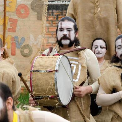 Divulgação do espetáculo Poesia em Movimento ¿ Uma Experiência Cenopoética, do Grupo TIA (Canoas).