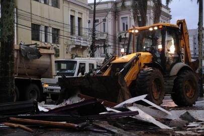  CAXIAS DO SUL, RS, BRASIL (30/05/2019)Primeira banca é derrubada na praça Dante Alighieri em Caxias do Sul. (Antonio Valiente/Agência RBS)