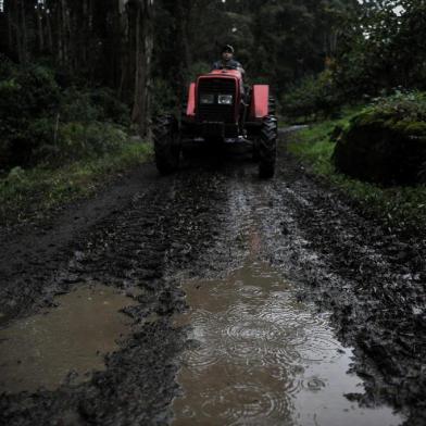  CAXIAS DO SUL, RS, BRASIL - 27/05/2019 - Agricultores reclamam de falta de manutenção em estradas de acesso às propriedades e nas plataformas de carregamento em São Gotardo de Vila Seca (FOTO: ANSELMO CUNHA/AGENCIA RBS)Indexador:                                 