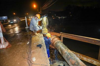 Equipes trabalham para consertar adutora de Gravataí