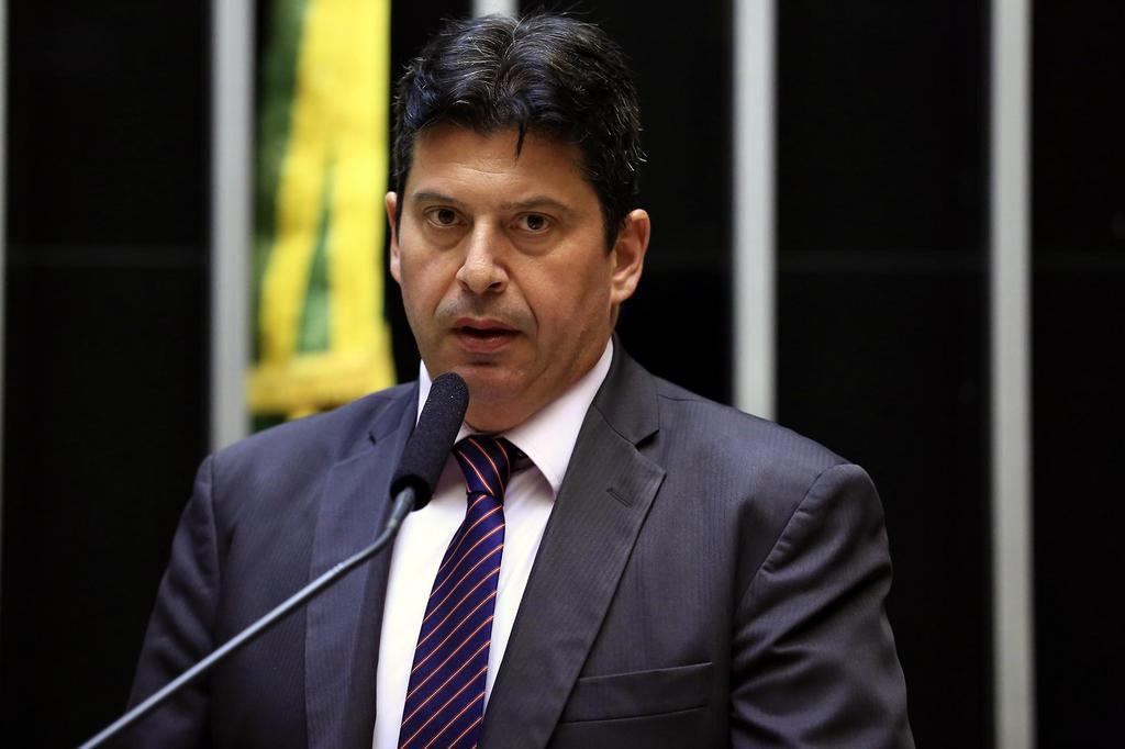 Carlos Cezar Modernel Lenuzza defende mecanismos de controle para regulamentar a educação à distância no Brasil.