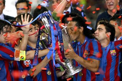 *** Arsenal x Barcelona - AP ***Decisão: Arsenal x Barcelona, jogo válido pela final da Liga dos Campeões e realizado no Stade de France, em Paris, França. o Barcelona sagrou-se campeão ao vencer por 2 x 1. Na foto brasileiro Ronaldinho Gaúcho com a taça  de campeão. Fonte: AP Fotógrafo: Luca Bruno