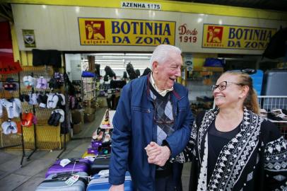  PORTO ALEGRE, RS, BRASIL, 01-06-2019: Último dia de funcionamento da loja de calçados Botinha da Zona, na Azenha em Porto Alegre. Waldemar Bronzatto, 87 anos, e a esposa Mercedes. (FOTO FÉLIX ZUCCO/AGÊNCIA RBS, Editoria de Porto Alegre).