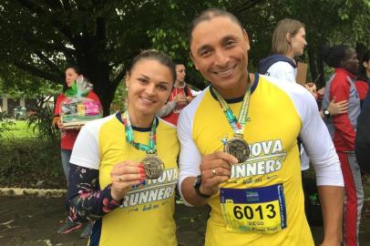 Nelise Uberti e Diego Lemos: noivaram na 36ª Maratona Internacional de Porto Alegre