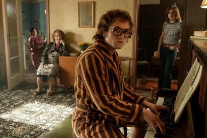 Taron Egerton como Elton John em Rocketman