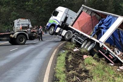 Remoção de caminhão acidentado causa bloqueio na BR-386