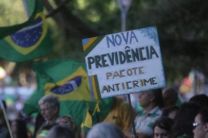  PORTO ALEGRE, RS, BRASIL - 2019.05.26 - Manifestantes ocupam a Avenida Goethe em apoio ao governo Jair Bolsonaro. Participantes defendem causas como a reforma da Previdência e o pacote anticrime apresentado pelo ministro Sergio Moro (Foto: ANDRÉ ÁVILA/ Agência RBS)