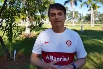 Jair Bolsonaro com a camiseta do Inter