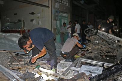  Syrians inspect a car that reportedly exploded in a market in the northern city of Azaz in the jihadist-held Aleppo province near the border with Turkey, on June 2, 2019. - At least 17 people were killed on June 2 in a car bomb near a bustling market and mosque in a rebel-held city in northwestern Syria, a war monitor said. (Photo by - / AFP)Editoria: WARLocal: AzazIndexador: -Secao: conflict (general)Fonte: AFPFotógrafo: STR