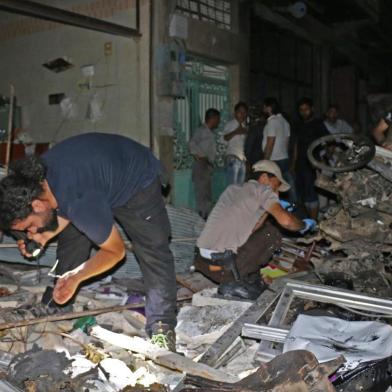  Syrians inspect a car that reportedly exploded in a market in the northern city of Azaz in the jihadist-held Aleppo province near the border with Turkey, on June 2, 2019. - At least 17 people were killed on June 2 in a car bomb near a bustling market and mosque in a rebel-held city in northwestern Syria, a war monitor said. (Photo by - / AFP)Editoria: WARLocal: AzazIndexador: -Secao: conflict (general)Fonte: AFPFotógrafo: STR