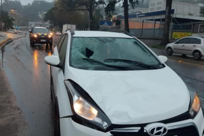 Uma jovem de 20 anos foi vítima de atropelamento no início da manhã desta segunda-feira (3) em Caxias do Sul. Ela foi atingida por um veículo  HB20 na BR-116, próximo ao bairro Vale Verde, pouco antes das 7h. 