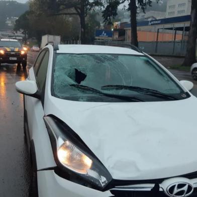 Uma jovem de 20 anos foi vítima de atropelamento no início da manhã desta segunda-feira (3) em Caxias do Sul. Ela foi atingida por um veículo  HB20 na BR-116, próximo ao bairro Vale Verde, pouco antes das 7h. 