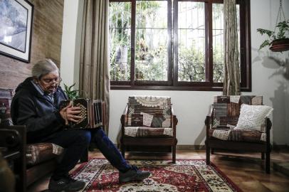  PORTO ALEGRE, RS, BRASIL, 31-05-2019: Rafael Koller, 87 anos, bandeonista das noites de tango do bar Odeon, está aposentado em sua casa na zona sul de Porto Alegre (FOTO FÉLIX ZUCCO/AGÊNCIA RBS, Editoria de Porto Alegre).Indexador: Felix Zucco