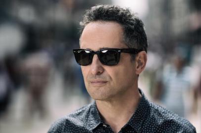 Faz três anos que o uruguaio Jorge Drexler veio ao Brasil pela última vez. Em turnê de divulgação do disco Salvavidas de Hielo, lançado em 2017, Drexler está de volta, e com passagem marcada para Santa Catarina. Premiado com um Oscar de Melhor Canção Original, em 2005, o músico chega a Florianópolis no dia 19 de abril, uma quinta-feira, onde tem show no teatro do CIC.