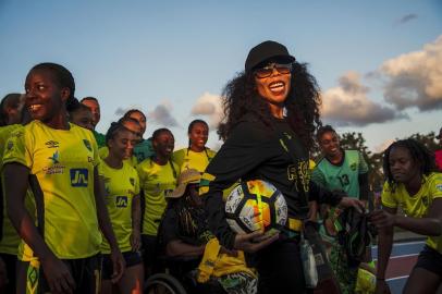 JAMAICA-LONGMAN-ART-LSPRCedella Marley, Bob Marleys daughter and longtime supporter of Jamaicas national womens soccer team, the Reggae Girlz, with the team before an exhibition game, in Miramar, Fla., on Thursday, May 23, 2019. Pay is not the only notable gap in womenâs soccer. There is also the matter of federation support. Fundraising in Florida, Jamaicaâs Reggae Girlz know this as well as anyone. (Scott McIntyre/The New York Times)Editoria: SLocal: MIRAMARIndexador: SCOTT MCINTYREFonte: NYTNSFotógrafo: STR