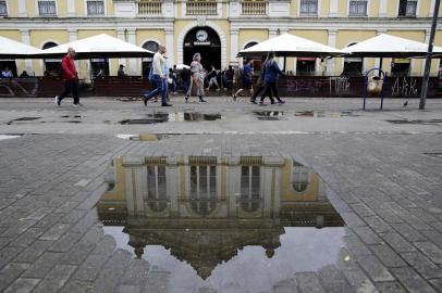  PORTO ALEGRE, RS, BRASIL, 21-05-2019: Reflexo do Mercado Público em poça dágua em manhã com pancadas de chuva e frio em Porto Alegre. (Foto: Mateus Bruxel / Agência RBS)