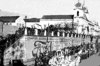  1926. Procissão de Corpus Christi em frente à Santa Casa de Misericórdia de Porto Alegre.foto: Acervo do CHC.