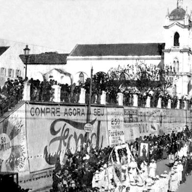  1926. Procissão de Corpus Christi em frente à Santa Casa de Misericórdia de Porto Alegre.foto: Acervo do CHC.