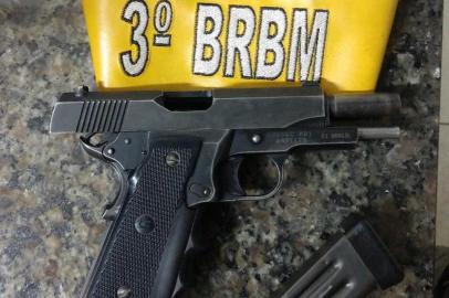 Após informações, o Grupo Rodoviário de Farroupilha prendeu, em flagrante, um homem de 47 anos por porte ilegal de arma de fogo. O carro em que ele estava, um Kia Mohave, com placas de Bento Gonçalves, estava com o licenciamento vencido. 