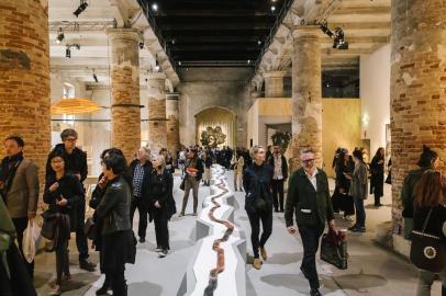 VENICE-FARAGO-ART-LSPRVisitors pass âVeins Alignedâ (2018) by Otobong Nkanga, during the Venice Biennale in Italy, May 8, 2019. This yearâs edition includes some of the best global artists under 40. But it takes far too few risks. (Gianni Cipriano/The New York Times)Editoria: ELocal: VENICEIndexador: GIANNI CIPRIANOFonte: NYTNSFotógrafo: STR