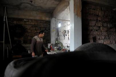 CAXIAS DO SUL, RS, BRASIL, 03/06/2019Buracos nas estradas da serra.restaurante que tem a borracharia é Paulo Francisco Kervalt Nunes, 48 anos. RS-122  (Lucas Amorelli/Agência RBS)