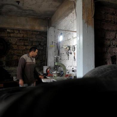 CAXIAS DO SUL, RS, BRASIL, 03/06/2019Buracos nas estradas da serra.restaurante que tem a borracharia é Paulo Francisco Kervalt Nunes, 48 anos. RS-122  (Lucas Amorelli/Agência RBS)