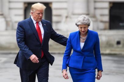  Britains Prime Minister Theresa May (R) and US President Donald Trump (L) walk through the Quadrangle of the Foreign and Commonwealth Office (FCO) for a joint press conference in central London on June 4, 2019 on the second day of the US presidents State Visit. - President Donald Trump touted  a very, very substantial trade deal between the United States and Britain after Brexit as he met Prime Minister Theresa May on Tuesday for fraught talks held amid street protests. (Photo by MANDEL NGAN / AFP)Editoria: POLLocal: LondonIndexador: MANDEL NGANSecao: diplomacyFonte: AFPFotógrafo: STF