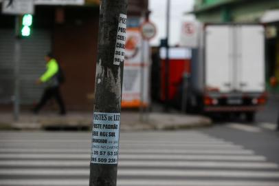  PORTO ALEGRE - BRASIL - Poluição visual e propaganda irregular na cidade em vias públicas. (FOTOS: LAURO ALVES)