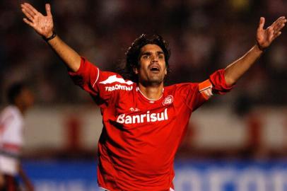 *** Mauro Vieira - Fernandão gol ***Internacional e São Paulo jogam a última partida da Copa Libertadores da América 2006 no estádio Beira-Rio, em Porto Alegre. O São Paulo já foi campeão três vezes, enquanto o Inter vai em busca da sua primeira conquista.Fernandão comemora o primeiro gol.CRÉDITO: Mauro Vieira, Agência RBS