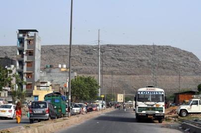  In this picture taken on June 3, 2019, Indian residents walk along a road near the Ghazipur landfill site in the east of New Delhi. - Indias tallest rubbish mountain in New Delhi is on course to rise higher than the Taj Mahal in the next year, becoming a fetid symbol for what the UN considers the worlds most polluted capital. (Photo by Prakash SINGH / AFP)Editoria: ENVLocal: New DelhiIndexador: PRAKASH SINGHSecao: wasteFonte: AFPFotógrafo: STF