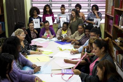  PORTO ALEGRE, RS, BRASIL, 23-05-2019: Projeto Mãos Custurar é Arte, da ONG Renascer da Esperança, no bairro Restinga, promove oficinas de corte e costura para qualificar moradores da região para o mercado de trabalho. A ação incentiva a organização produtiva do comércio justo e solidário, o consumo responsável e a autoestima econômica. (Foto: Mateus Bruxel / Agência RBS)