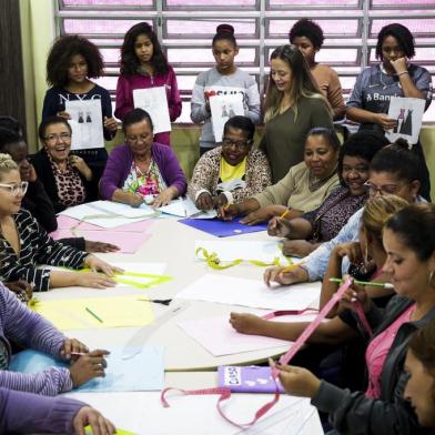  PORTO ALEGRE, RS, BRASIL, 23-05-2019: Projeto Mãos Custurar é Arte, da ONG Renascer da Esperança, no bairro Restinga, promove oficinas de corte e costura para qualificar moradores da região para o mercado de trabalho. A ação incentiva a organização produtiva do comércio justo e solidário, o consumo responsável e a autoestima econômica. (Foto: Mateus Bruxel / Agência RBS)