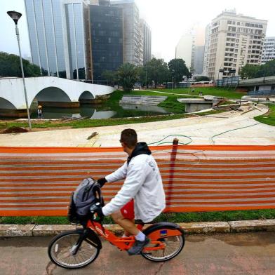  PORTO ALEGRE - BRASIL - Obra do Largo dos Açorianos. (FOTO: LAURO ALVES)