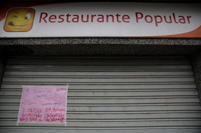 PORTO ALEGRE, RS, BRASIL, 10-05-2019: Cartaz reclama fechamento do Restaurante Popular, que servia refeições a R$ 1,00, na região central. O encerramento de atividades do local deixa muitas pessoas sem opção de alimentação a preço acessível. (Foto: Mateus Bruxel / Agência RBS)