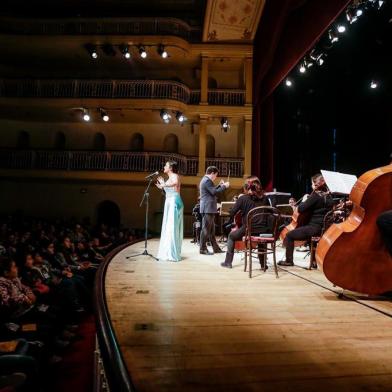  PORTO ALEGRE, RS, BRASIL, 04/06/2019:  A 19ª edição dos Concertos Banrisul para Juventude teve duas apresentações nesta terça-feira (4/6), às 10h e 15h, no Theatro São Pedro (Praça Marechal Deodoro, s/nº), em Porto Alegre. No total, cerca de mil alunos de escolas públicas assistirão à Orquestra de Câmara Theatro São Pedro. O Concertos Banrisul para Juventude é uma oportunidade para estudantes de escolas públicas conhecerem a música orquestral, erudita e contemporânea. São concertos didáticos, em uma mescla de aula e diversão, com duração aproximada de uma hora. (Foto: Omar Freitas / Agência RBS)Indexador: NGS