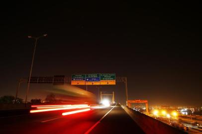  PORTO ALEGRE, RS, BRASIL, 02-05-2019: Furto de cabos na BR-448 deixa a estrada às escuras, sem iluminação nos postes de luz (FOTO FÉLIX ZUCCO/AGÊNCIA RBS, Editoria de Notícias).