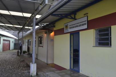 O prédio da escola está sem condições de uso e uma sala de aula foi interditada porque o assoalho está cedendo, colocando em risco a segurança dos estudantes. Os 17 alunos que estudavam na sala de aula foram transferidos para uma sala improvisada que já foi utilizada como uma capela mortuária. 